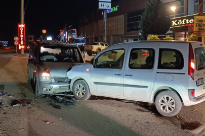 Bursa'da iki hafif ticari araç kafa kafaya çarpıştı