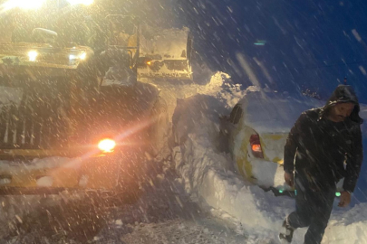 Hakkari Şemdinli'de çığ altında can pazarı: Karayolları ekipleri zamanla yarışarak 3 kişiyi kurtardı