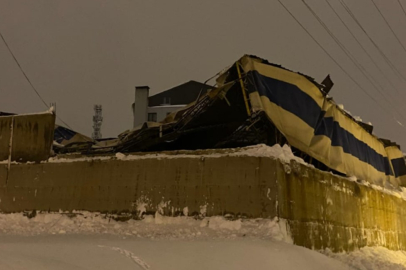 Hakkari Yüksekova'da yoğun kar nedeniyle halı sahanın çatısı çöktü