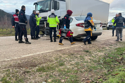 Isparta'da otomobil park halindeki kamyona çarptı: 2 ölü, 1 yaralı