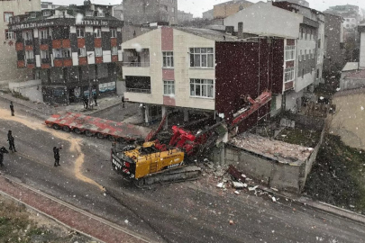 Kontrolden çıkan tır, binaya çarptı