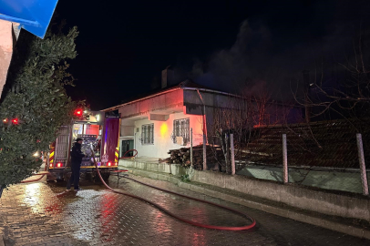Uşak’ta çatı yangını paniğe neden oldu
