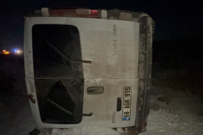 Aksaray'da otomobille çarpışan minibüs şarampole takla attı: 2 yaralı