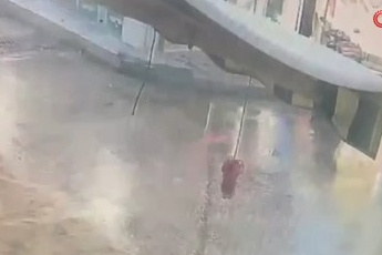 Bursa'da feci kaza kamerada! Otomobilin altında kaldı...