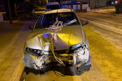 Bursa'da korkutan kaza! Direğe çarpan sürücü...