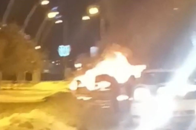 Diyarbakır'da park halindeki otomobil alev topuna döndü