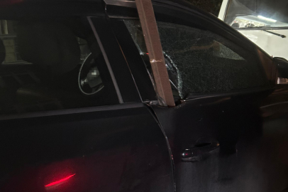 İstanbul Avcılar'da şiddetli rüzgarda kopan 6 metrelik demir çubuk otomobile saplandı