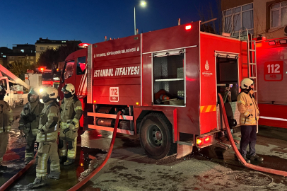 İstanbul Küçükçekmece’de kentsel dönüşümdeki binanın çatısında yangın