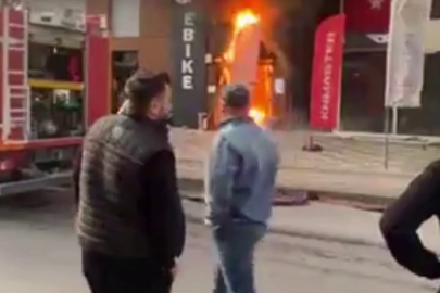 Kocaeli'de dükkan önünde başlayan yangın akülerin patlamasıyla büyüdü