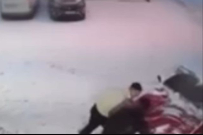 Bursa'da karla kaplı yolda kayan otomobili durdurup, kazayı önlediler