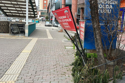 Bursa'da lodos etkili oldu; reklam tabelaları devrildi!