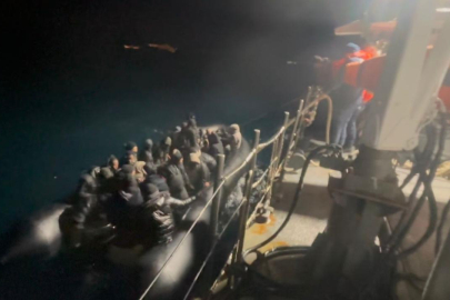 İzmir açıklarında 74 düzensiz göçmen yakalandı