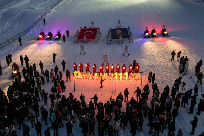 Sarıkamış şehitleri anısına JAK timleri ve komandolar meşaleli kayak gösterisi yaptı