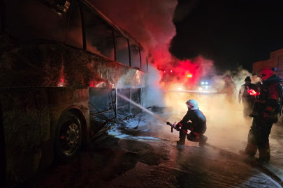 Adana'da yangın çıkan otobüs kullanılamaz hale geldi