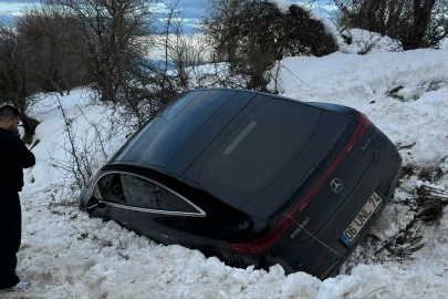 Bolu Kartalkaya yolunda lüks araç kara saplandı