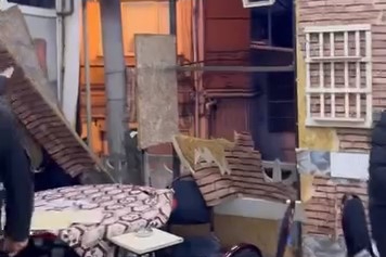 Bursa’da&nbsp;ilginç anlar! Duvarlar yıkıldı ama oyunu bırakmadılar...