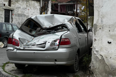 İstanbul Gaziosmanpaşa'da çatı uçtu, otomobiller zarar gördü