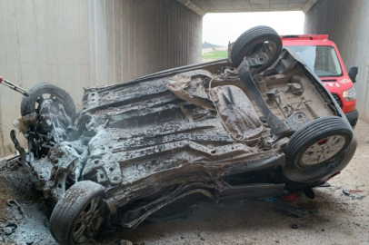 Mersin'de araç otoyol köprüsünden düştü: 2 ölü, 3 yaralı