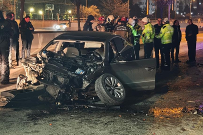 Otomobil önce bariyere ardından da minibüse çarptı! 1 ölü, 2 yaralı...