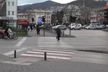 Bursa'da bebek arabası lodosla birlikte sürüklenerek devrildi