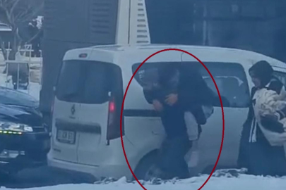 Diyarbakır'da bir vatandaş tıkanan yolda hastasını sırtında taşıdı