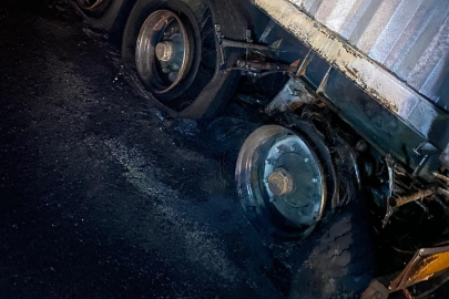 Düzce'de balatalarından tutuşan tırdaki yangın kısa sürede söndürüldü