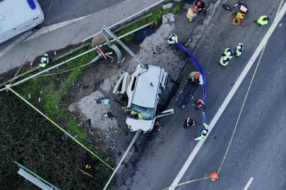 Hafif ticari araç bariyere saptandı! İki kişi hayatını kaybetti...