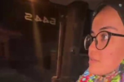 Kadın öğretmen kepçeyle okulunun bahçesini kendisi temizledi