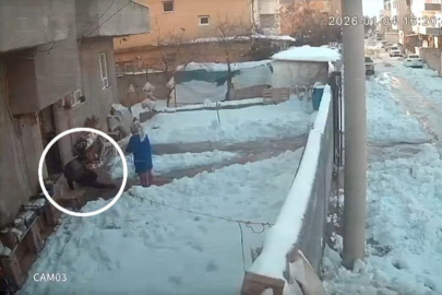 Şanlıurfa'da kapıdan çıkan yerde kaldı: Evden çıkan herkes buzda kaydı