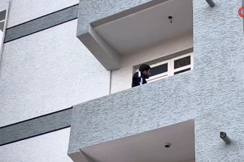 Bursa'da teslim olmamak için kendini balkona kilitledi!