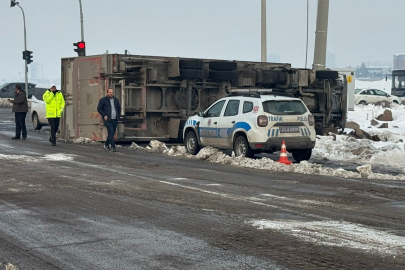 Diyarbakır'da seyir halindeki tır kayganlaşan yolda devrildi