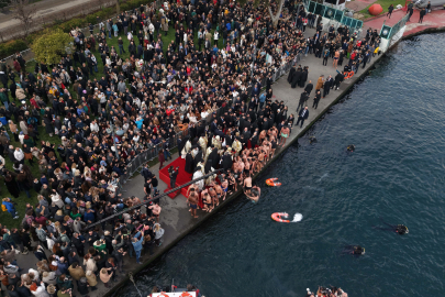 Haliç'te denizden haç çıkarma töreni gerçekleştirildi