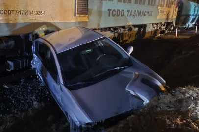 Osmaniye’de hemzemin geçitte tren ile otomobil çarpıştı