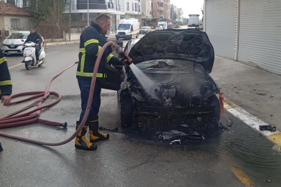 Kırklareli Pınarhisar'da park halindeki otomobil alevlere teslim oldu