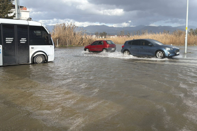 Balıkesir'de deniz taştı, caddeler göle döndü