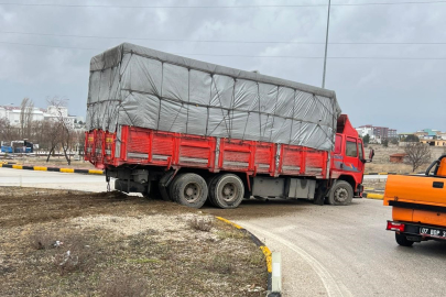 Burdur'da otomobil ile kamyon çarpıştı: 1 yaralı