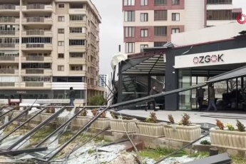 Bursa'da fırtına alarmı: Kepenkler uçtu, lüks motorlar devrildi!