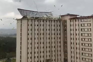 Bursa'da fırtına çatıları uçurdu, ağaçları devirdi! Su baskınları...