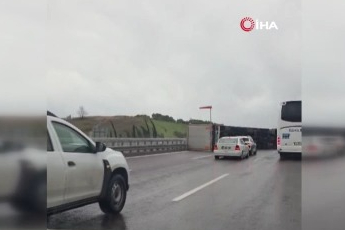 Bursa'da kuvvetli fırtınaya direnemedi: TIR böyle devrildi!