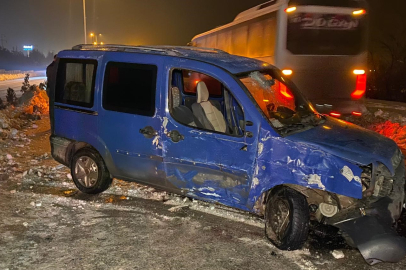 Elazığ'da hafif ticari araç, direğe çarpıp karşı şeride geçti: 4 yaralı