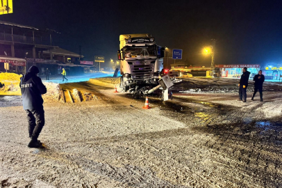 Elazığ’da tır kavşaktaki refüje çıktı