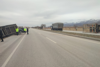 Kahramanmaraş'ta fırtına kamyoneti devirip römorku karşı şeride fırlattı
