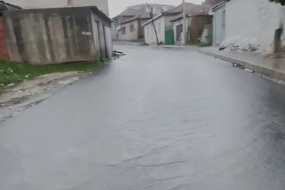 Kırklareli’nde sağanak yağış hayatı olumsuz etkiledi: Cadde ve sokaklar göle döndü