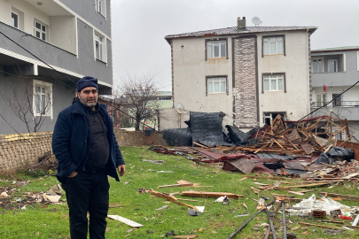 Kocaeli'yi fırtına vurdu: Evlerin çatıları uçtu, vatandaş tenteyle birlikte savruldu