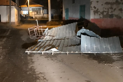 Konya Ereğli’de şiddetli rüzgar ağaçları devirdi, çatıları uçurdu