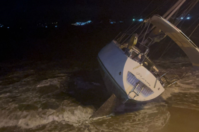 Muğla'da fırtına milyonluk tekneyi karaya sürükledi