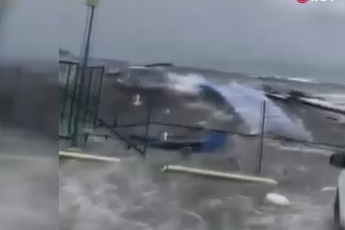 Bursa'da fırtına sebebiyle kara ile deniz birleşti, tekneler battı!