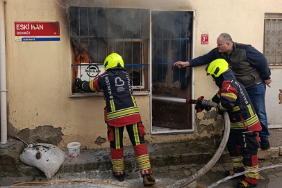 Balıkesir Burhaniye'de baharatçı dükkanı yandı