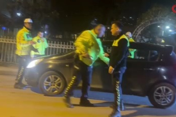 Bursa'da alkollü kadın sürücüden polislere sabır testi! 'Eşim gelmeden inmem'