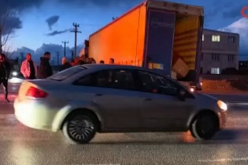 Bursa'da otomobil tıra çarptı: 1 yaralı